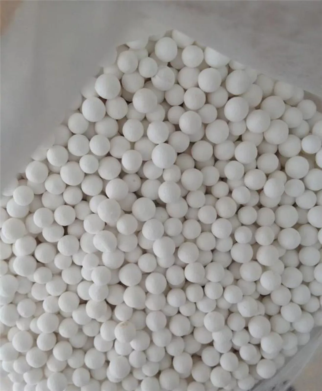 How do ceramic alumina balls perform in high-temperature environments?
