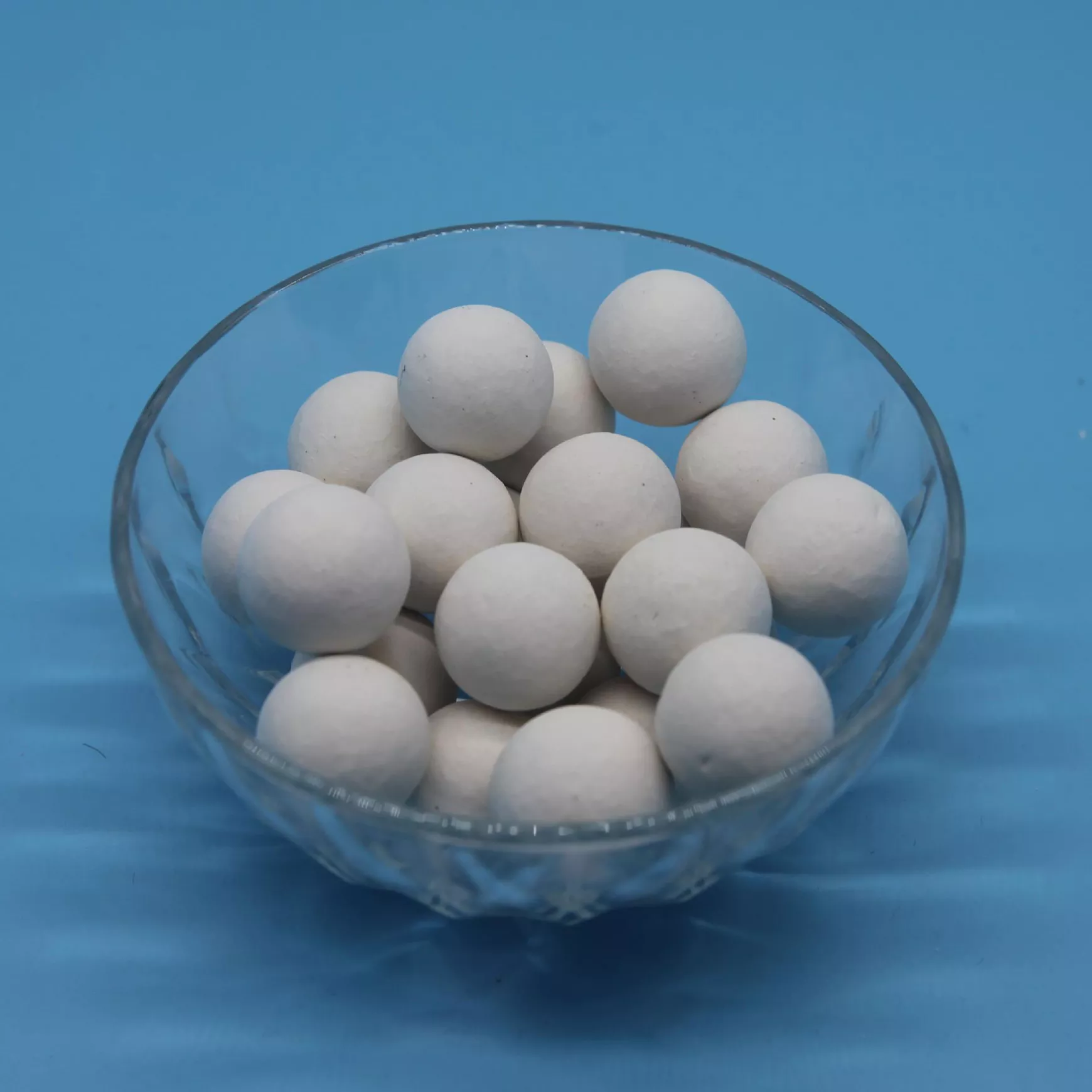 How do Ceramic Alumina Balls Affect the Particle Size Distribution in a Grinding Process?