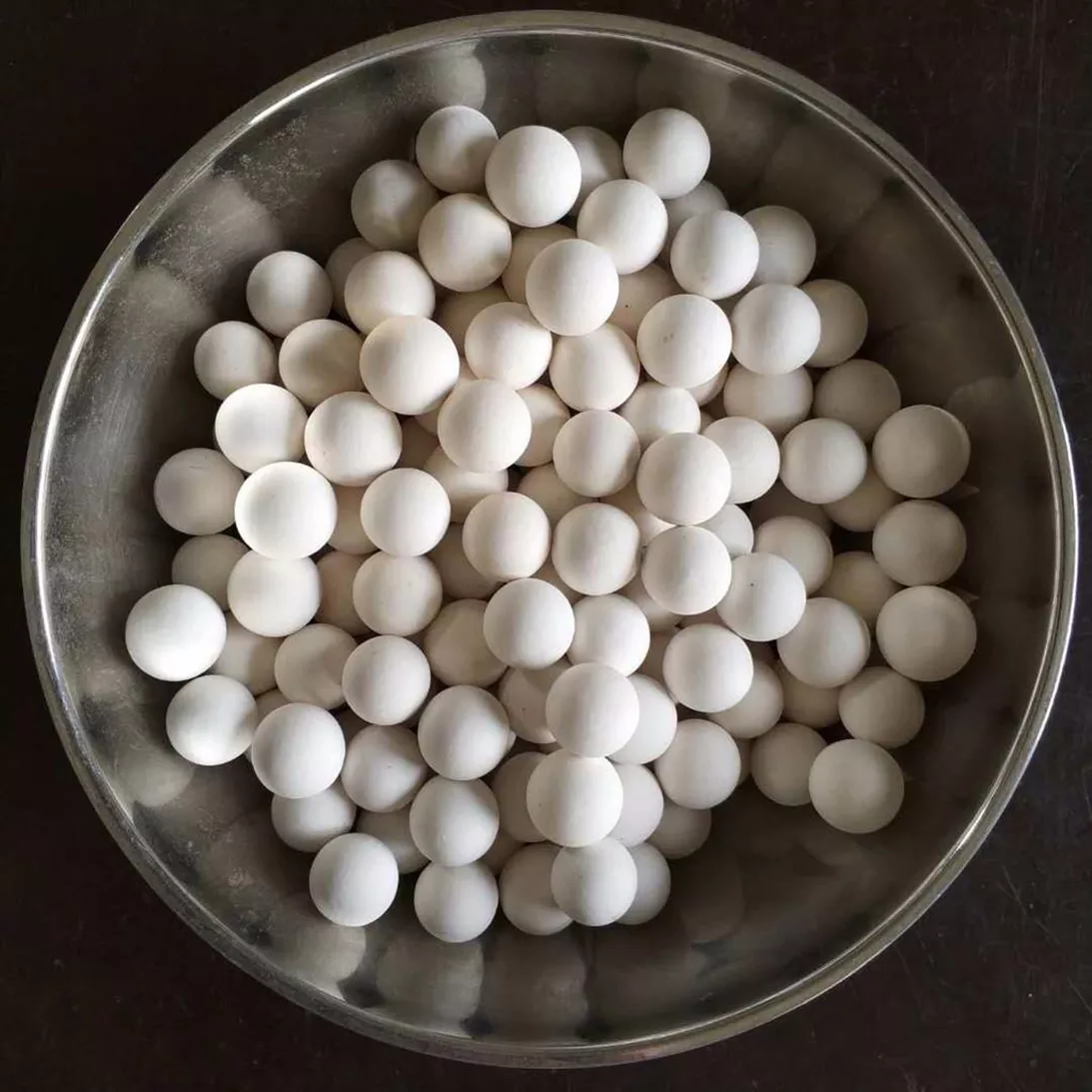 How do ceramic alumina balls affect energy consumption in milling and grinding processes?